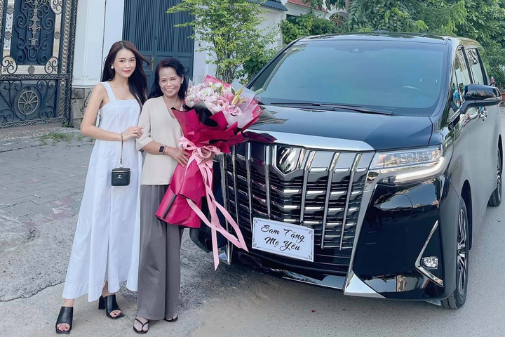 Nữ MC kiếm 50 tỷ đồng từ năm 29 tuổi mua xe 4,6 tỷ cho mẹ đi chợ