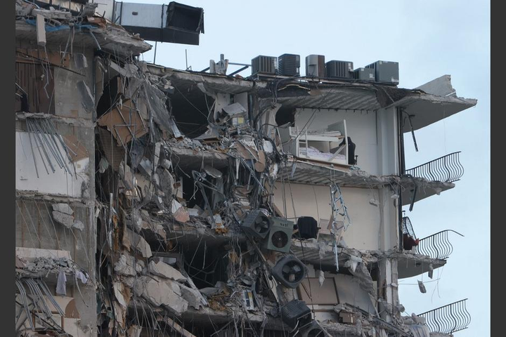 Video: Khoảnh khắc toà nhà chung cư bị sập như trúng tên lửa ở Mỹ - 7