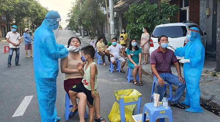 Phú Yên: Thêm 3 ca COVID-19, có 1 trường hợp tiếp xúc rất nhiều người - 1