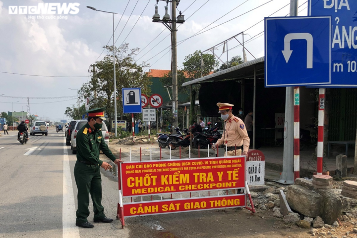 Nam thanh niên say xỉn, nẹt pô thách thức lực lượng chốt kiểm dịch - 1