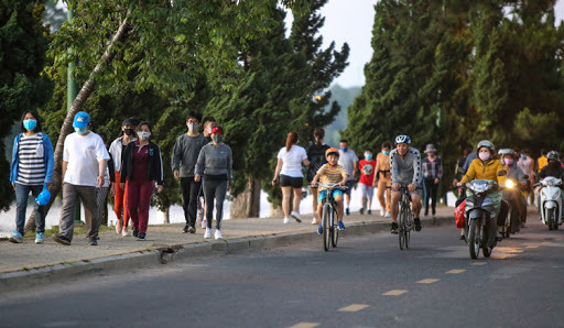 Lâm Đồng tạm dừng hoạt động tập thể dục nơi công cộng - 1