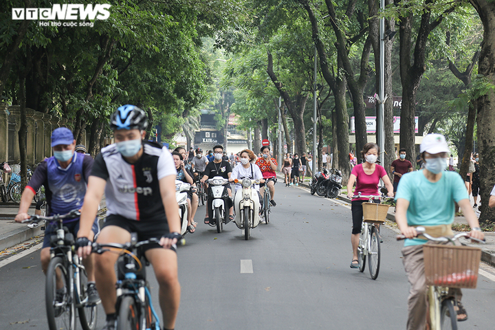 Người Hà Nội ra đường tập thể dục, nghiêm túc phòng dịch sau ngày giãn cách - 1