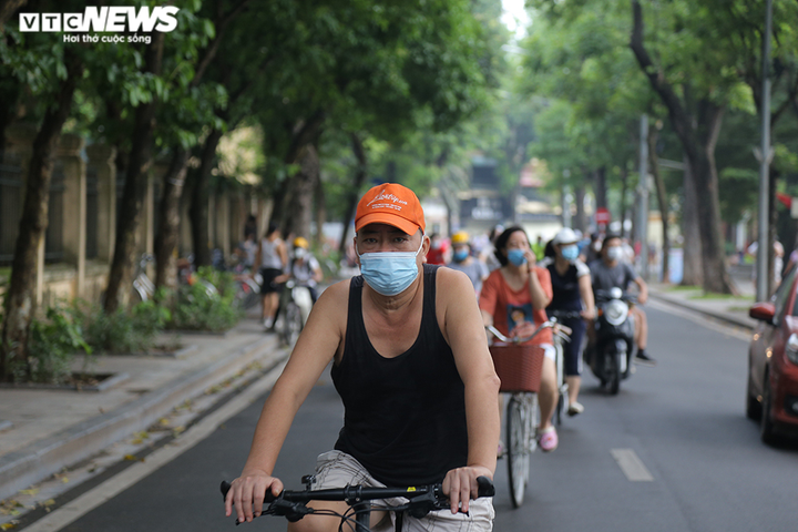 Người Hà Nội ra đường tập thể dục, nghiêm túc phòng dịch sau ngày giãn cách - 8