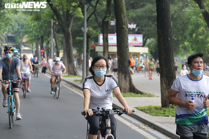 Người Hà Nội ra đường tập thể dục, nghiêm túc phòng dịch sau ngày giãn cách - 9