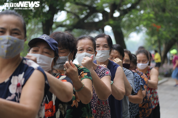 Người Hà Nội ra đường tập thể dục, nghiêm túc phòng dịch sau ngày giãn cách - 10