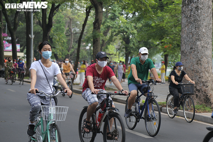 Người Hà Nội ra đường tập thể dục, nghiêm túc phòng dịch sau ngày giãn cách - 11