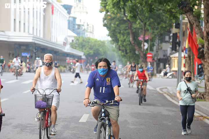 Người Hà Nội ra đường tập thể dục, nghiêm túc phòng dịch sau ngày giãn cách - 4