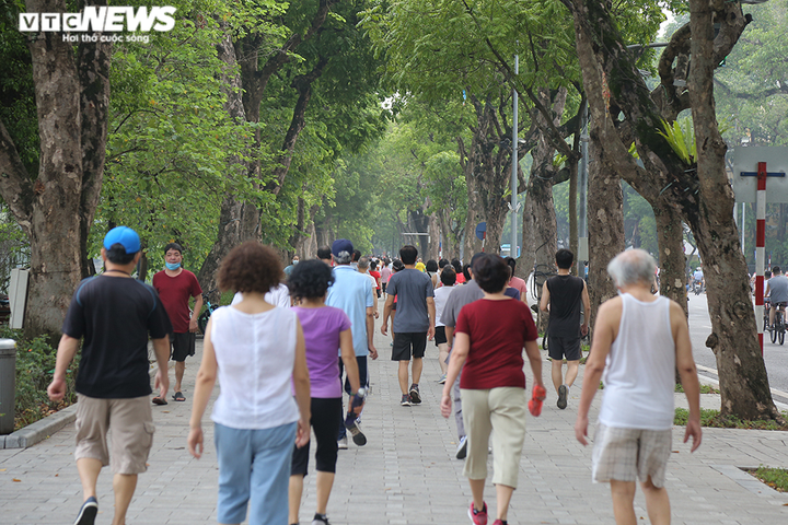 Người Hà Nội ra đường tập thể dục, nghiêm túc phòng dịch sau ngày giãn cách - 7