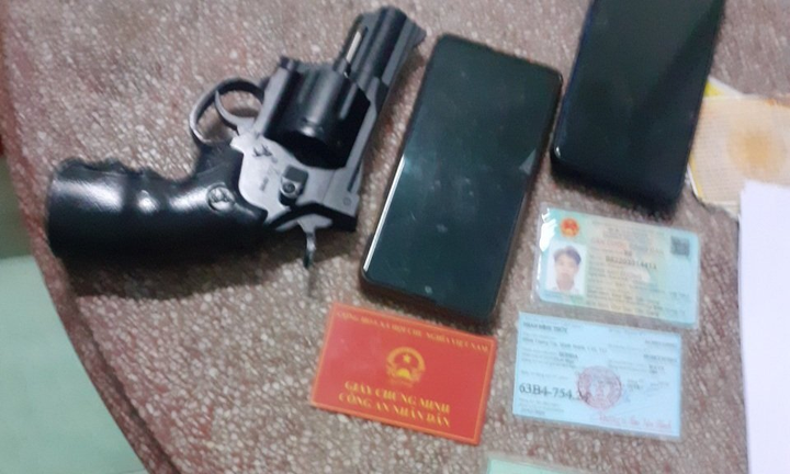 Giả danh cảnh sát hình sự, chặn xe kiểm tra người dân - 1