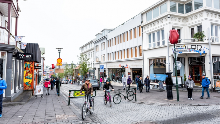 Quốc gia châu Âu đầu tiên dỡ bỏ toàn bộ biện pháp hạn chế kiểm soát COVID-19 - 1