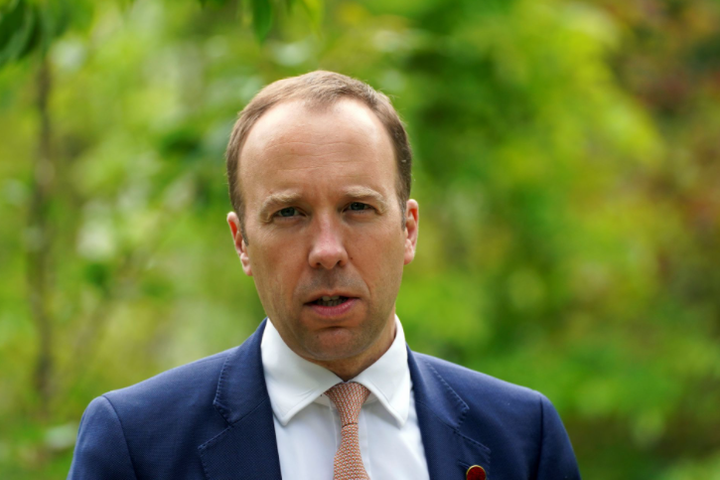 Vi phạm quy định chống dịch COVID-19, Bộ trưởng Y tế Anh từ chức - 1