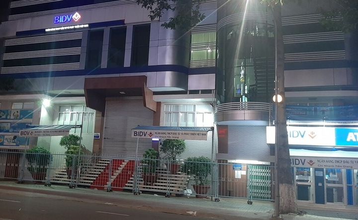 Cặp vợ chồng là nhân viên ngân hàng ở TP Mỹ Tho nghi mắc COVID-19 - 1