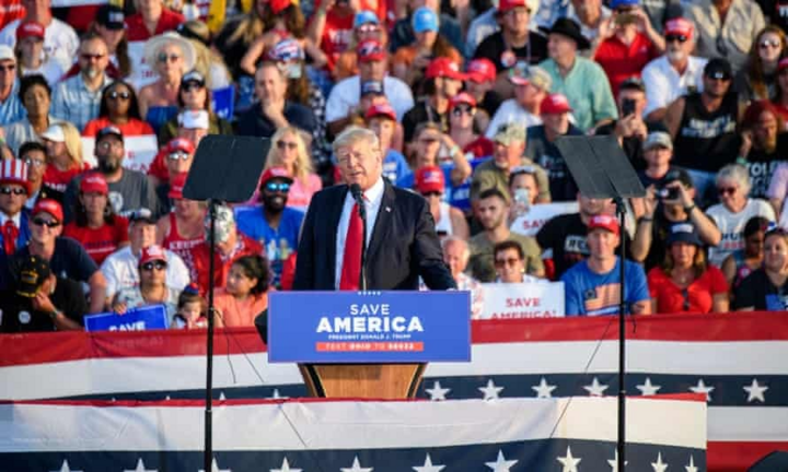 Đám đông người ủng hộ tập hợp tại buổi vận động chính trị của ông Trump - 1
