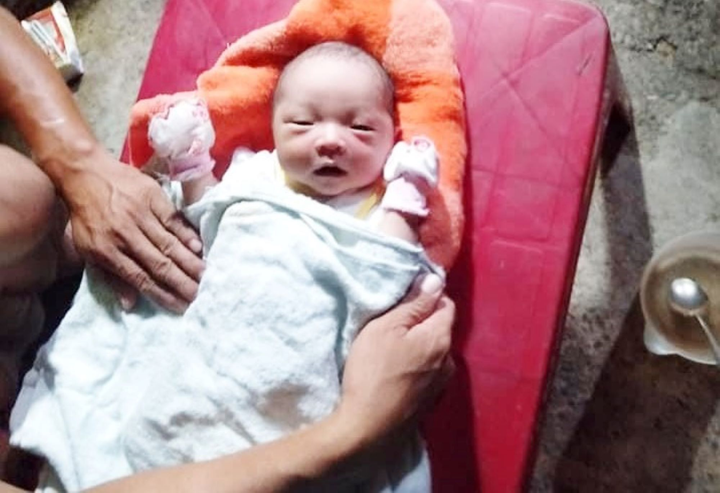 Bé trai sơ sinh bị bỏ rơi trong thùng giấy bên đường - 1