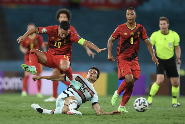 Ronaldo chia tay EURO 2020: Thất bại của ngôi sao cô đơn - 5