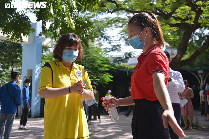 Hà Nội diễn tập xử lý tình huống thí sinh thi tốt nghiệp THPT nghi mắc COVID-19 - 2