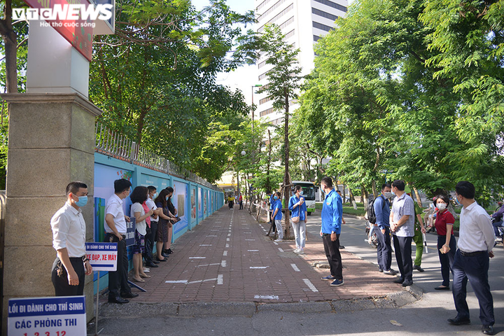 Hà Nội diễn tập xử lý tình huống thí sinh thi tốt nghiệp THPT nghi mắc COVID-19 - 1