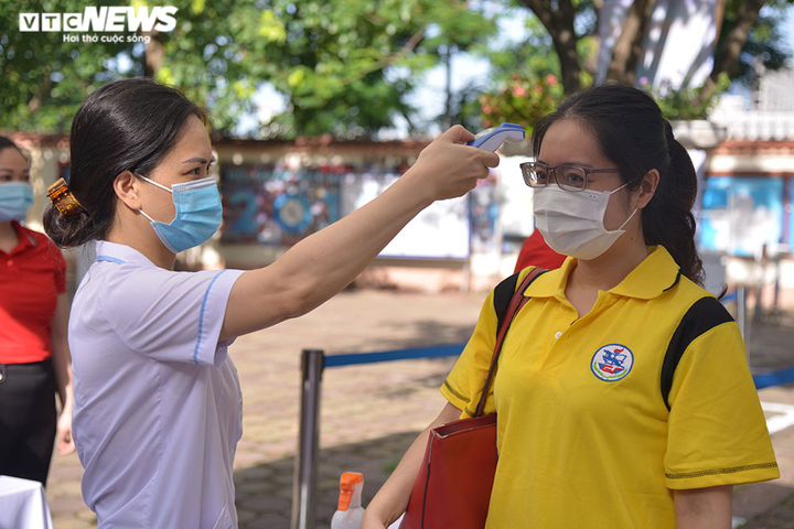 Hà Nội diễn tập xử lý tình huống thí sinh thi tốt nghiệp THPT nghi mắc COVID-19 - 3