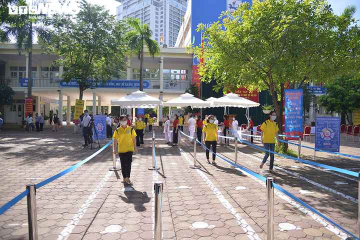 Hà Nội diễn tập xử lý tình huống thí sinh thi tốt nghiệp THPT nghi mắc COVID-19 - 4