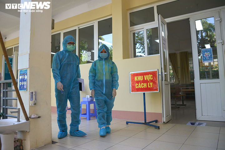 Hà Nội diễn tập xử lý tình huống thí sinh thi tốt nghiệp THPT nghi mắc COVID-19 - 6