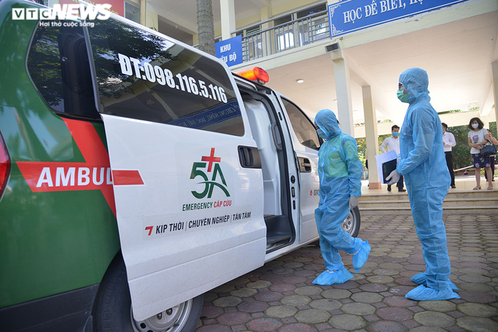 Hà Nội diễn tập xử lý tình huống thí sinh thi tốt nghiệp THPT nghi mắc COVID-19 - 7