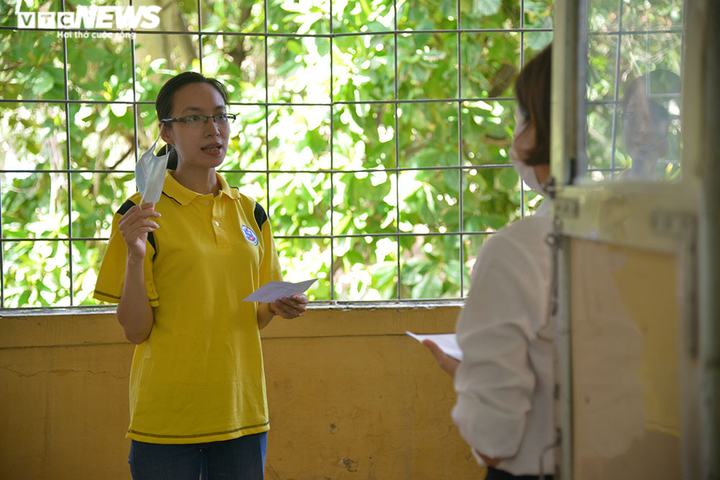 Hà Nội diễn tập xử lý tình huống thí sinh thi tốt nghiệp THPT nghi mắc COVID-19 - 9