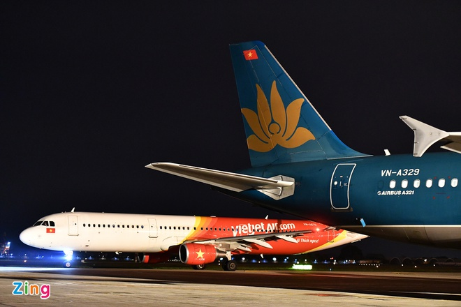 Hàng không rục rịch tăng giá vé - 1