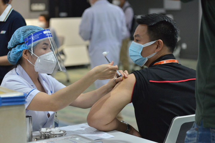 TP.HCM: Người nghèo, trên 65 tuổi được ưu tiên tiêm vaccine trong tháng 7 - 1