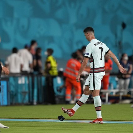 Ronaldo tức giận, đá bay tấm băng đội trưởng Bồ Đào Nha - 2