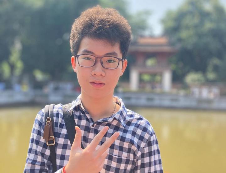 Nam sinh đỗ thủ khoa 2 trường chuyên top đầu Hà Nội - 1