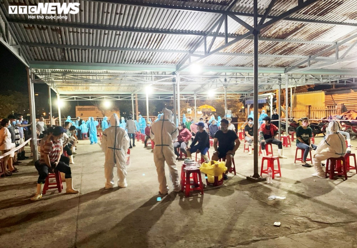 Liên quan ca COVID-19, Đà Nẵng xét nghiệm hơn 1.000 người cảng cá Thọ Quang - 2