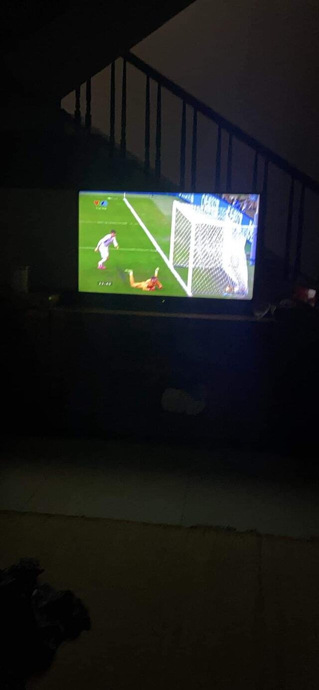 Lỡ ném vỡ tivi khi Mbappe đá hỏng pen, anh chàng cầu cứu dân mạng cách trốn vợ - 1