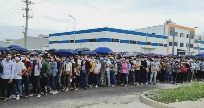 Công nhân ở Bắc Giang chen chúc chờ xét nghiệm, công ty phải tường trình - 2