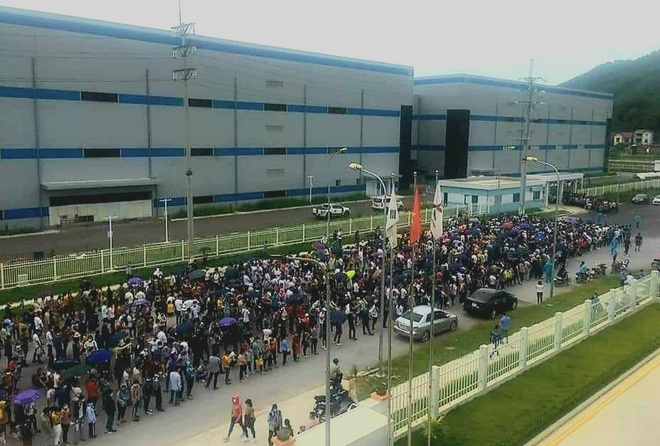 Công nhân ở Bắc Giang chen chúc chờ xét nghiệm, công ty phải tường trình - 1