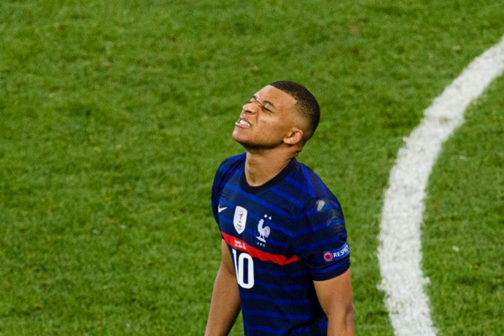 Pháp bị loại, HLV Deschamps bênh vực 'tội đồ' Mbappe - 1