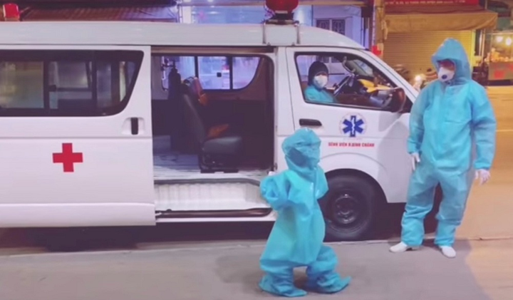 Vinamilk Sure Prevent & Optimum Gold trao tặng quà cho các bệnh viện tuyến đầu - 1