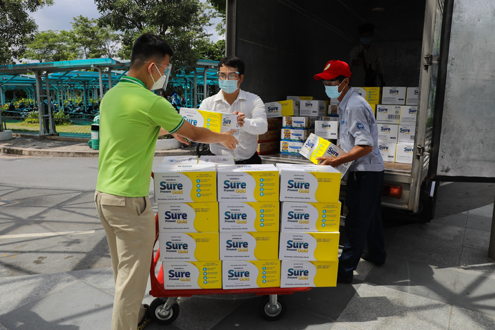 Vinamilk Sure Prevent & Optimum Gold trao tặng quà cho các bệnh viện tuyến đầu - 5