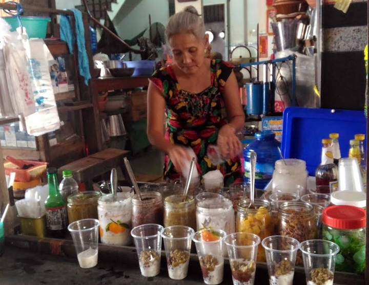 Món đá đậu mát lạnh bí truyền ở Cà Mau, hơn 50 năm bán 'tuổi thơ' cho bao thế hệ - 1