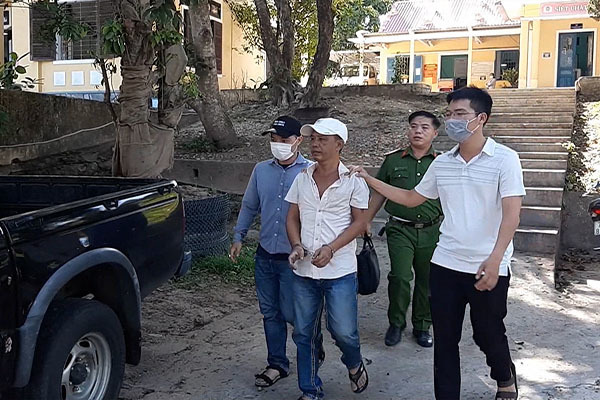 Bắt gã đàn ông tưới xăng dọa đốt người để cướp 20 triệu đồng - 1