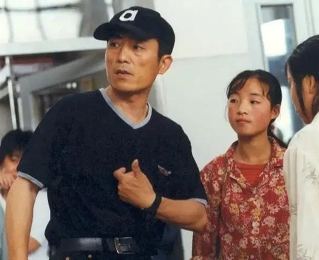 Ngụy Mẫn Chi Trương Nghệ Mưu ảnh 4 Thiếu nữ chăn lợn xấu gái được đóng chính trong phim Trương Nghệ Mưu giờ ra sao? - 4