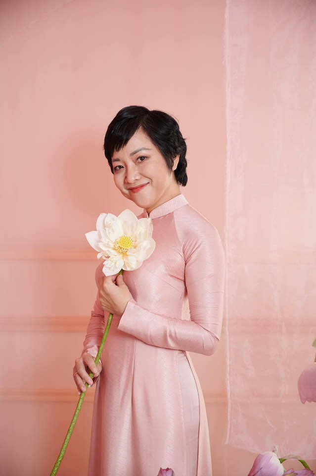 Ở tuổi 51, MC Thảo Vân trẻ đẹp ngỡ ngàng khi chụp ảnh cùng hoa sen - 15