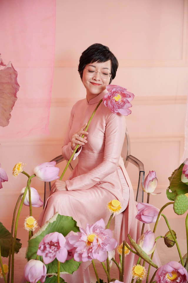 Ở tuổi 51, MC Thảo Vân trẻ đẹp ngỡ ngàng khi chụp ảnh cùng hoa sen - 14