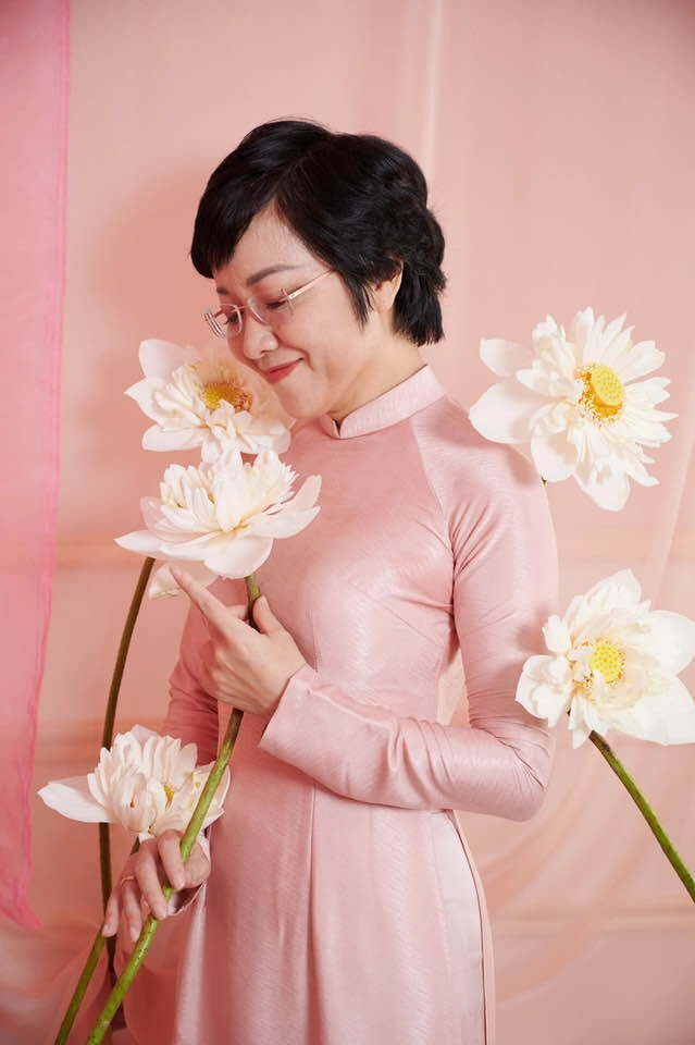 Ở tuổi 51, MC Thảo Vân trẻ đẹp ngỡ ngàng khi chụp ảnh cùng hoa sen - 5