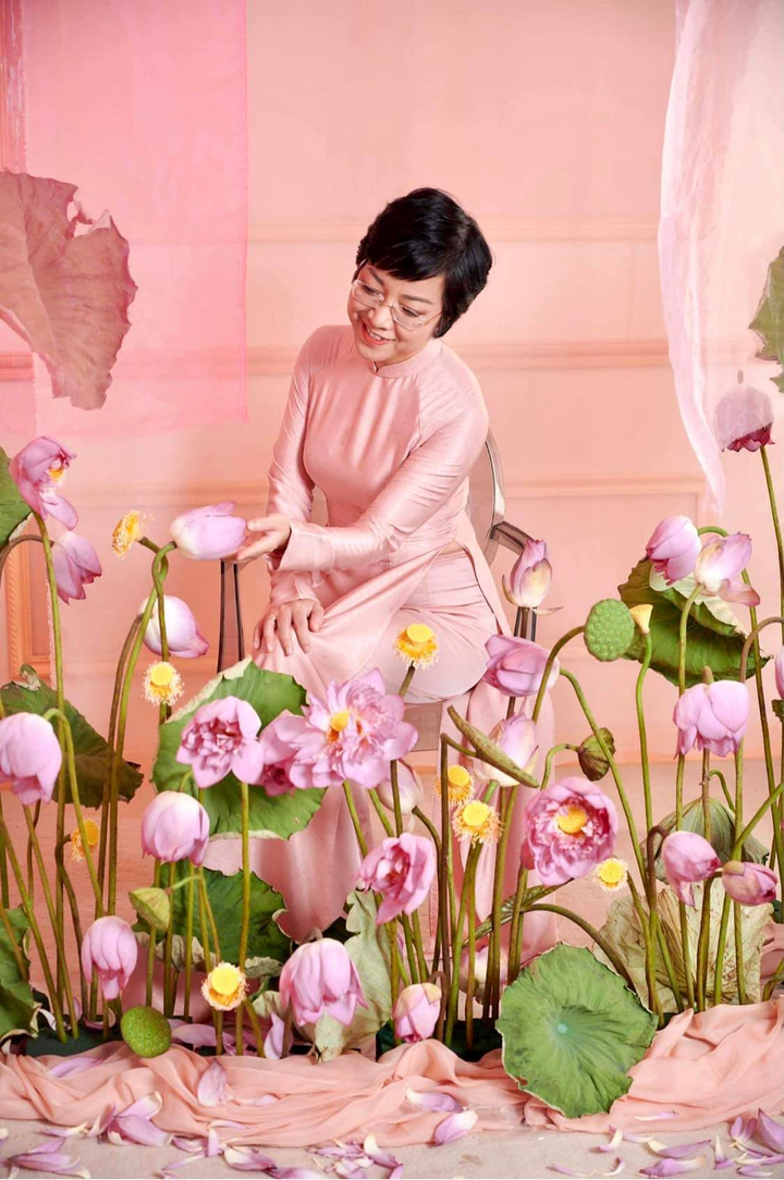 Ở tuổi 51, MC Thảo Vân trẻ đẹp ngỡ ngàng khi chụp ảnh cùng hoa sen - 2