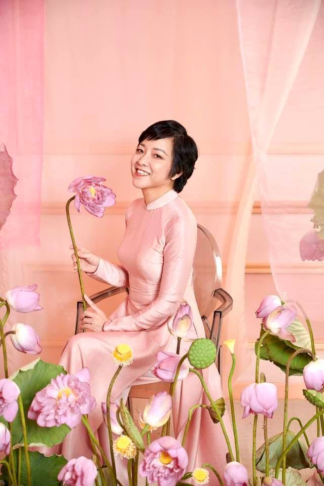 Ở tuổi 51, MC Thảo Vân trẻ đẹp ngỡ ngàng khi chụp ảnh cùng hoa sen - 12