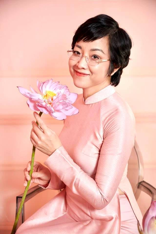 Ở tuổi 51, MC Thảo Vân trẻ đẹp ngỡ ngàng khi chụp ảnh cùng hoa sen - 11