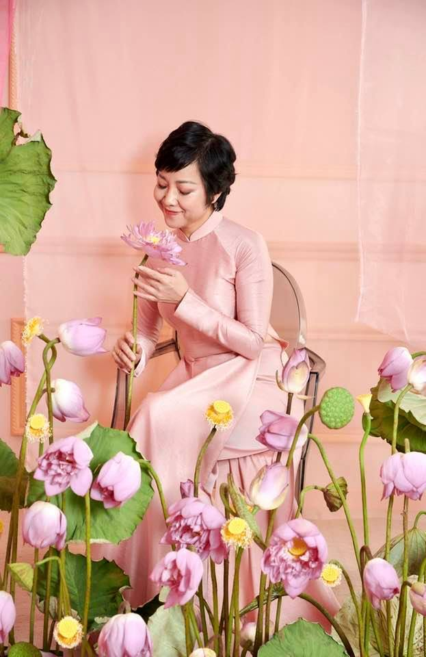 Ở tuổi 51, MC Thảo Vân trẻ đẹp ngỡ ngàng khi chụp ảnh cùng hoa sen - 10