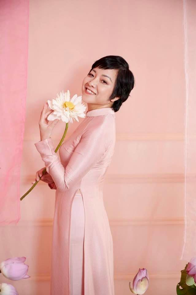 Ở tuổi 51, MC Thảo Vân trẻ đẹp ngỡ ngàng khi chụp ảnh cùng hoa sen - 9