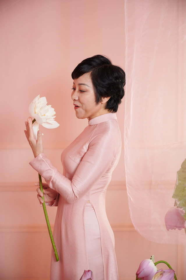 Ở tuổi 51, MC Thảo Vân trẻ đẹp ngỡ ngàng khi chụp ảnh cùng hoa sen - 8