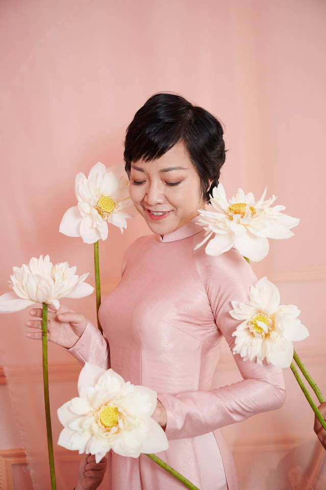 Ở tuổi 51, MC Thảo Vân trẻ đẹp ngỡ ngàng khi chụp ảnh cùng hoa sen - 7